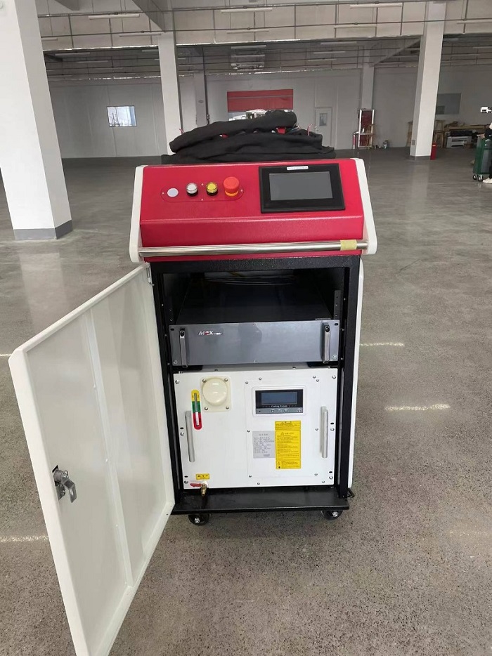 Hand-held Constant Fiber Laser Cleaning Machine